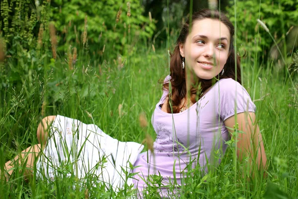 Mädchen auf Gras — Stockfoto