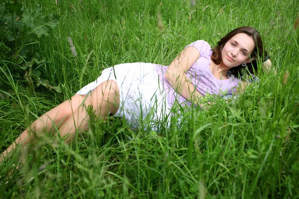 Ragazza sull'erba — Foto Stock