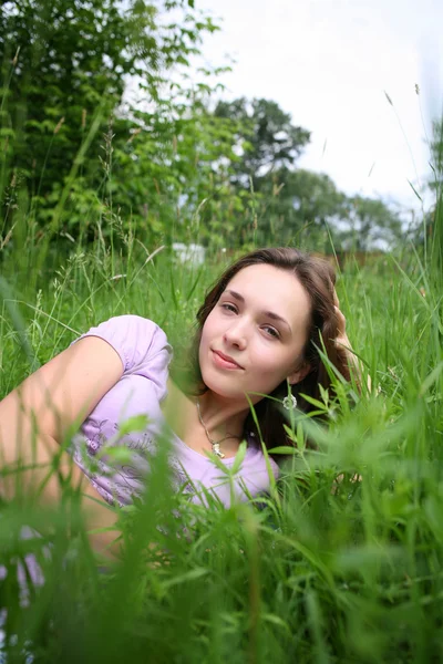草の上の少女 — ストック写真