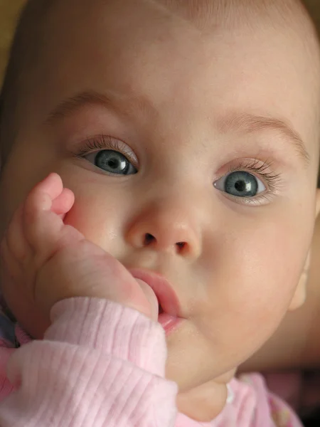 Cara bebé sonriente dedo — Foto de Stock