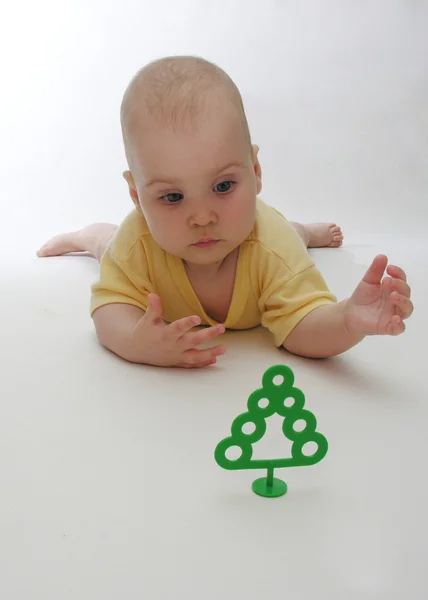 Bebé y pequeño árbol —  Fotos de Stock