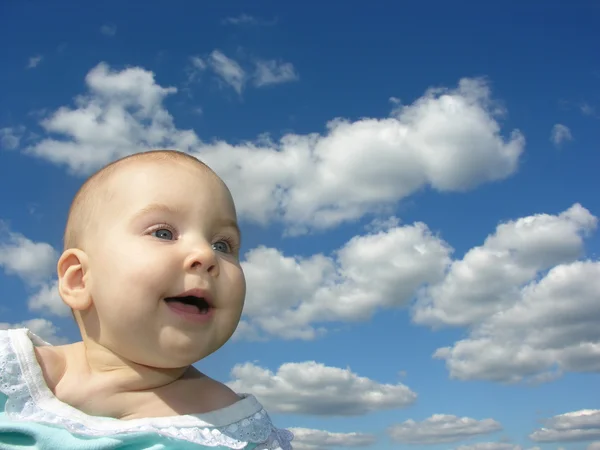 Bébé heureux sous les nuages — Photo
