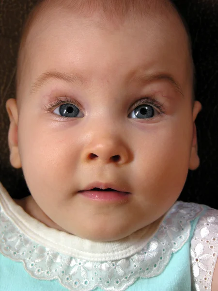 Baby looks upwards — Stock Photo, Image