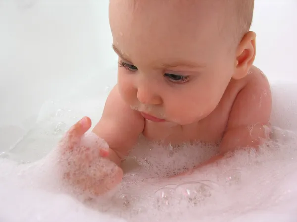 Baby in Badewanne siehe am Finger — Stockfoto