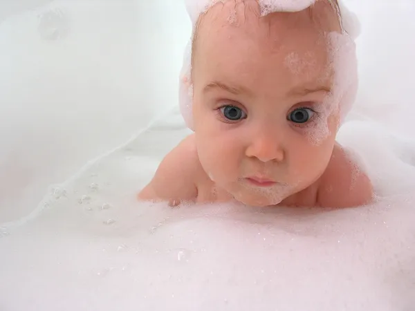 Bebé en el baño — Foto de Stock