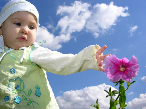 Baby und Blume — Stockfoto