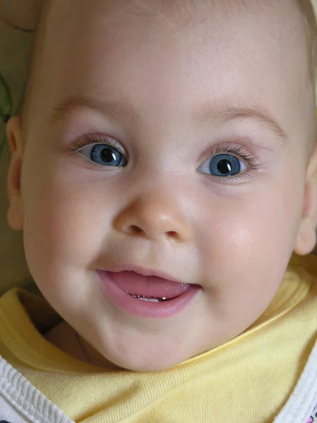 Tvář dítěte úsměv s dvěma teeths — Stock fotografie