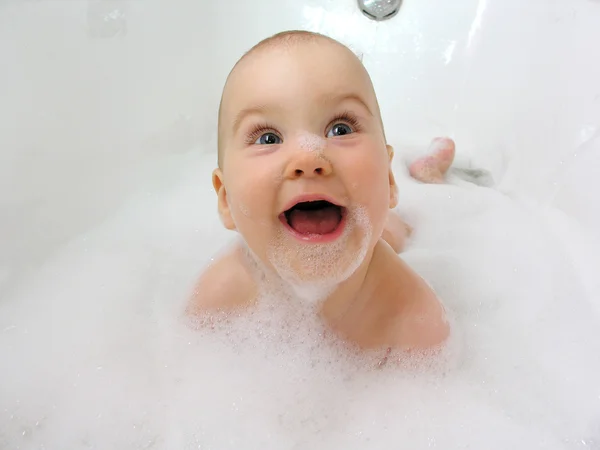 Sonrisa bebé en baño — Foto de Stock