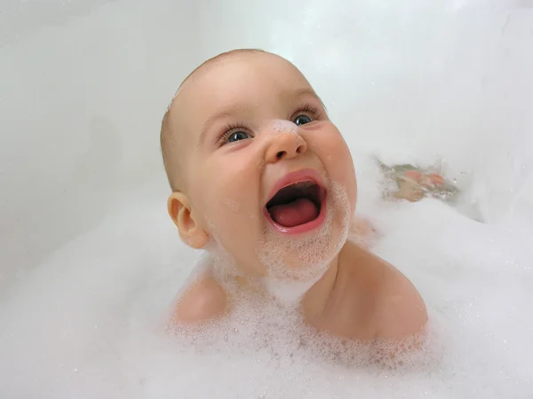 Sonrisa bebé en baño — Foto de Stock