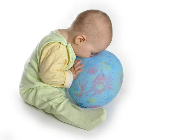 Baby touch näsa till ballongen på vit — Stockfoto