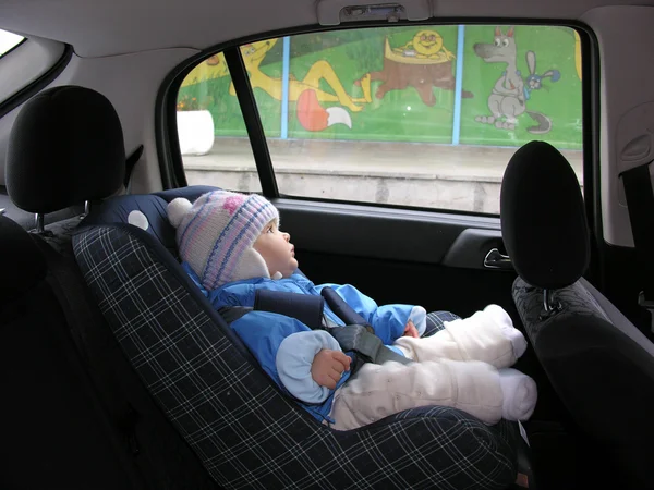 Bébé en voiture avec des rêves dans la fenêtre — Photo