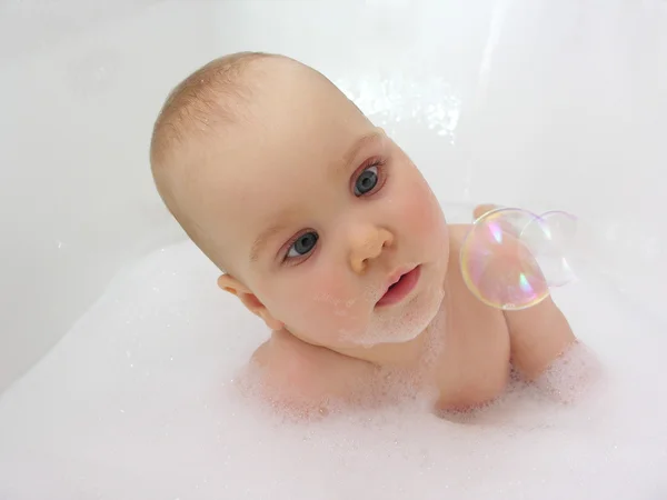 Baby in Badewanne mit Fliegenblase — Stockfoto