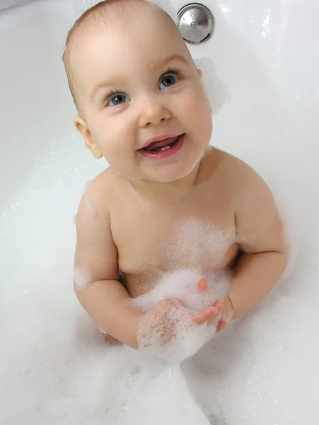 Glimlach baby in ath met twee tanden — Stockfoto