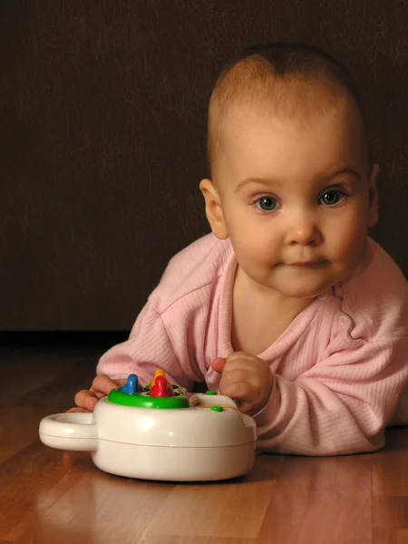Ребенок с игрушкой — стоковое фото