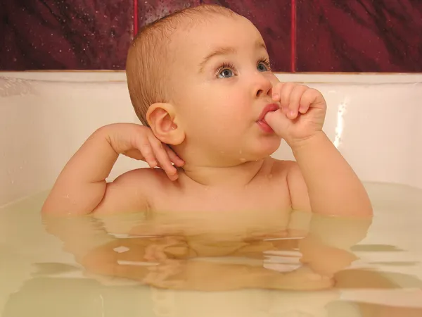 Baby in Badewanne — Stockfoto