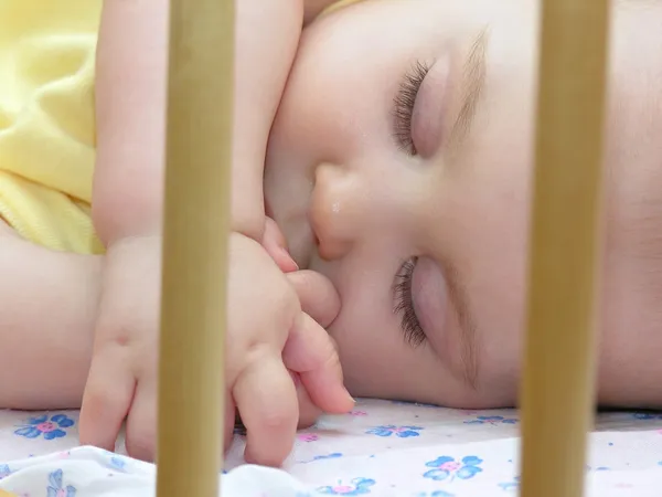 Barnet sova i sängen — Stockfoto