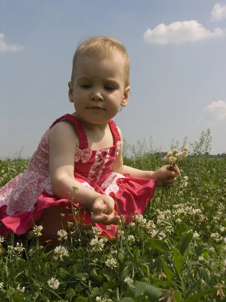 Baby i gräset 2 — Stockfoto