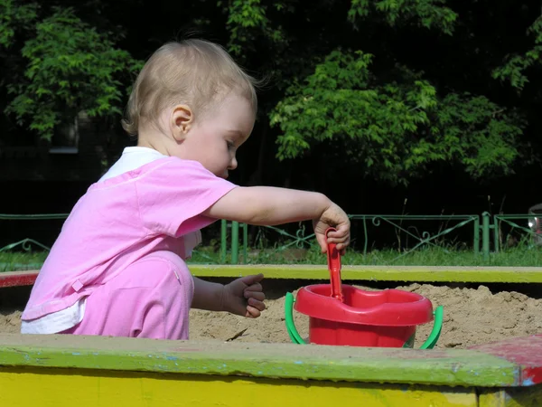 Bebê em caixa de areia — Fotografia de Stock