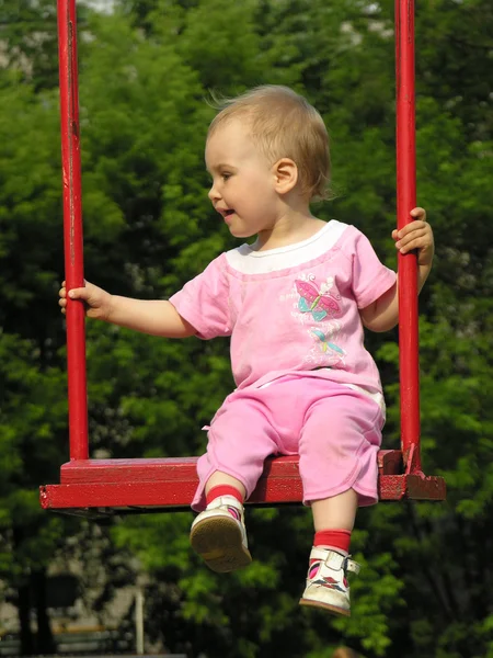 Bebé en swing 2 — Foto de Stock