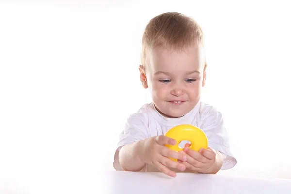 Дитина з іграшковим кільцем — стокове фото