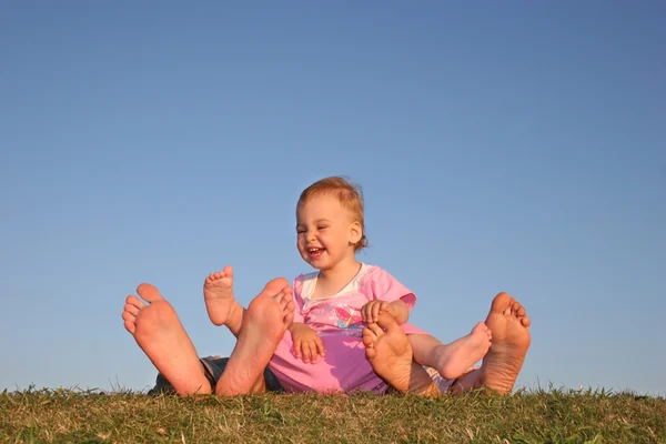 Nohy dítěte a rodičů — Stock fotografie