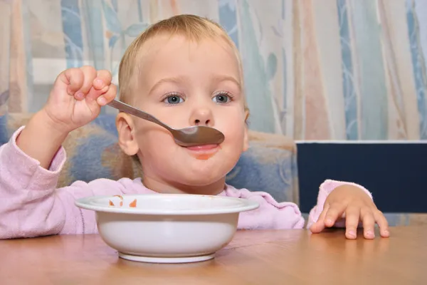 スプーンですくって食べる赤ちゃん — ストック写真