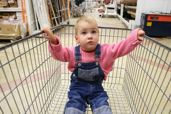 Ребенок в магазинной коляске — стоковое фото