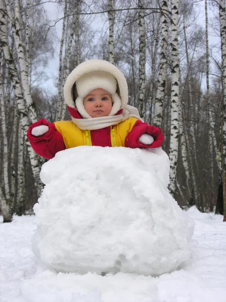 Barnet med snöboll — Stockfoto