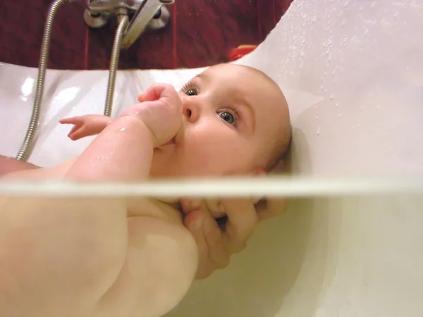 Simma baby i badet från vattnet — Stockfoto