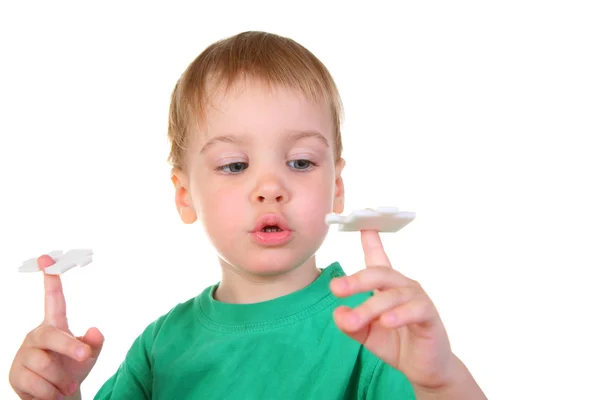 Ребенок с пупком на пальце — стоковое фото