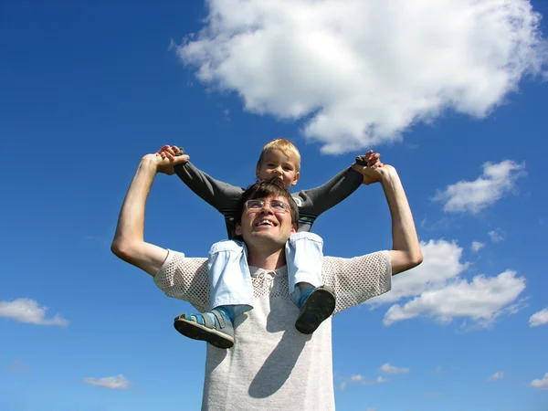 Батько з сином на плечах сонячний день 2 — стокове фото