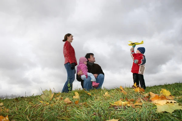 Herbstfamilie mit Flugzeug — Stockfoto
