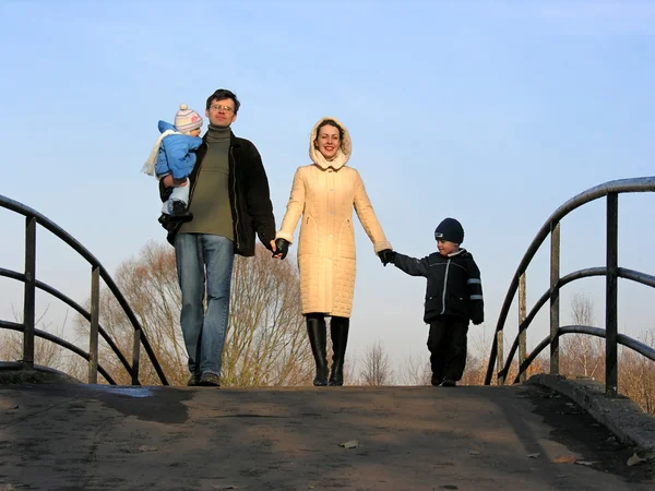 Семья из четырех человек на мосту — стоковое фото