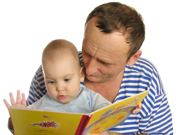 Neta ler livro com avô isolado — Fotografia de Stock