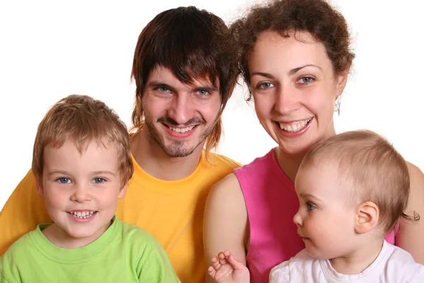 Vierköpfige Familie in farbigen T-Shirts — Stockfoto