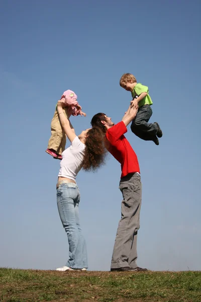Сім'я з двома дітьми на руках — стокове фото