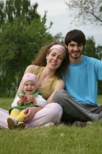 Сім'я з дитиною — стокове фото