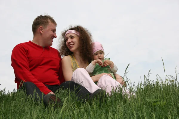 Família com bebê na grama — Fotografia de Stock