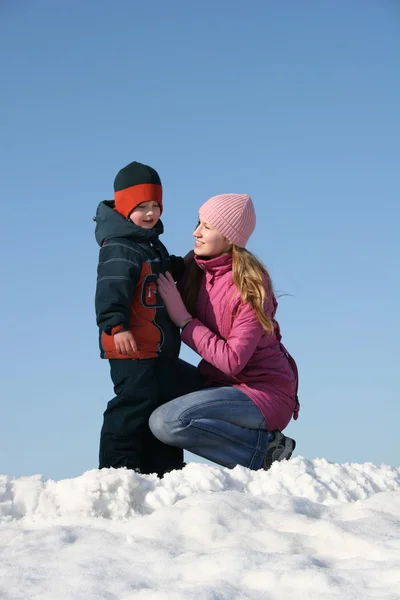 Anne ile oğlu. Kış — Stok fotoğraf