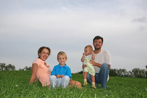 Família quatro no prado — Fotografia de Stock