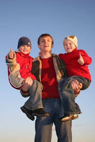Vater mit Ok-Finger-Kindern — Stockfoto