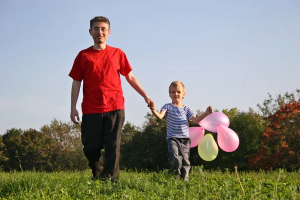 Vader en zoon en ballon — Stockfoto
