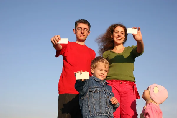 Família com cartões de texto — Fotografia de Stock
