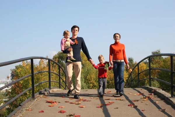 Family of four on bridge — Stock Photo, Image