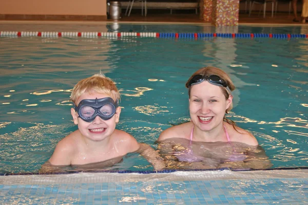 Moeder met kind in overdekte zwembad — Stockfoto