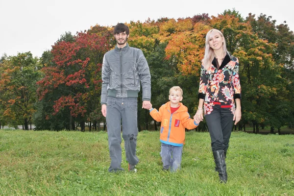 Höstens familj promenad — Stockfoto