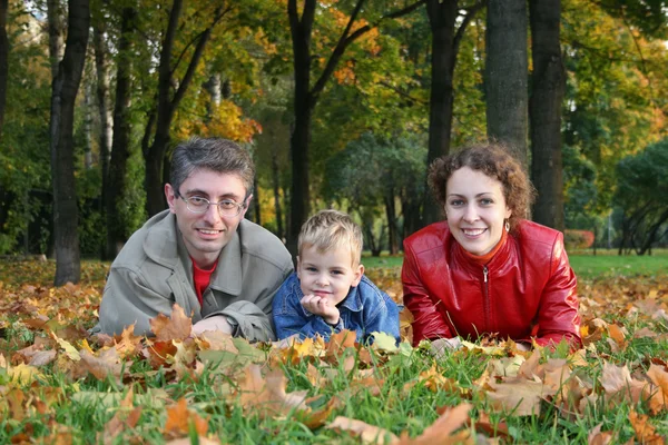 Famiglia su foglie d'acero — Foto Stock