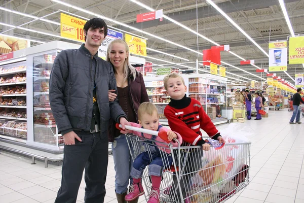 Семья из четырех человек в магазине — стоковое фото