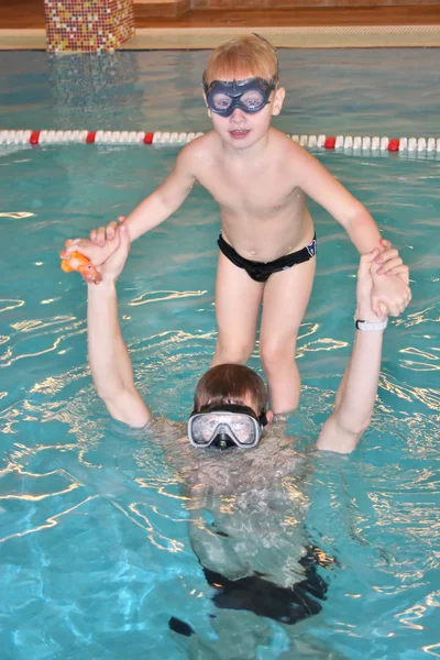 Niño con padre en la piscina —  Fotos de Stock