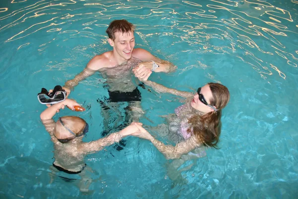 Familie im Pool — Stockfoto